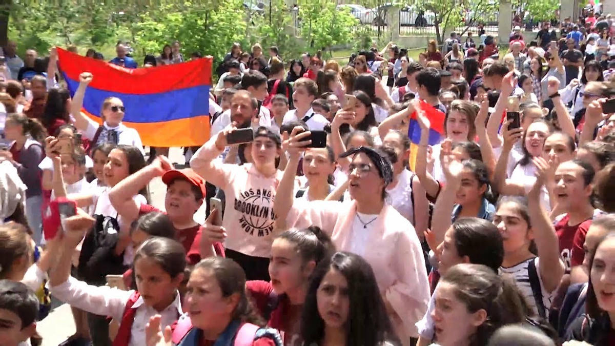 Ermenistan’da öğrencilerden istifa talepleri